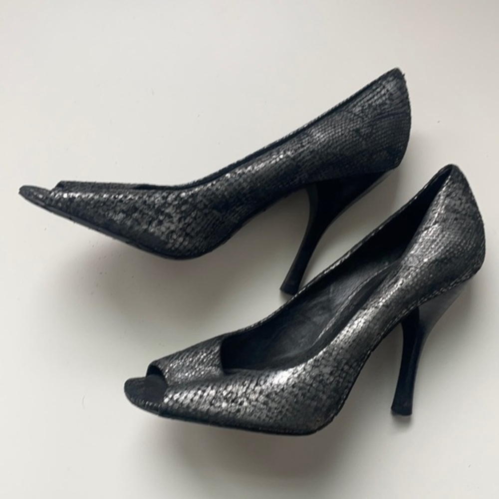 BCBG Women’s‎ Grey Faux Snake Skin Peep Toe Pumps Size 7.5B - Picture 2 of 6